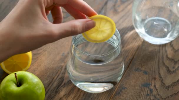 Frau Hand Tropfen Zitronenscheibe Glas Wasser Gesundes Getränk Sauberes Wasser — Stockvideo