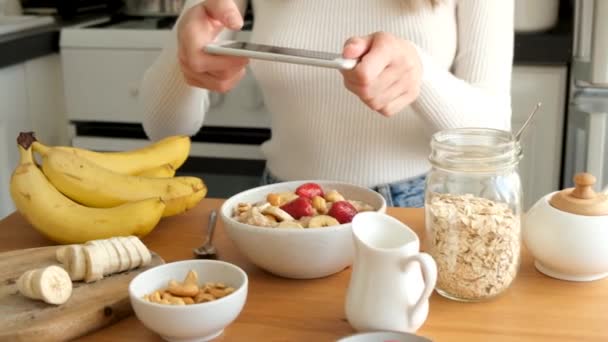 Chica Tomando Fotos Comida Del Desayuno Con Teléfono Móvil Estilo — Vídeos de Stock