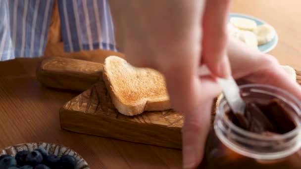 Espalhando Porca Chocolate Espalhados Pão Torrado Mulher Preparando Saboroso Café — Vídeo de Stock