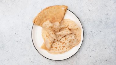 Yaz meyveli Fransız krepleri ya da beyaz tabakta katlanmış Rus Blini ile Motion Motion Animasyonunu durdurun.