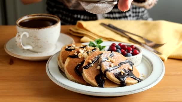 Slow Motion Cook Sift Confectioner Sugar Pancakes Served Chocolate Sauce — Stockvideo