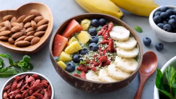 Batido Verde Con Superalimentos Bol Coco Girando Sobre Mesa Concepto — Vídeo de stock