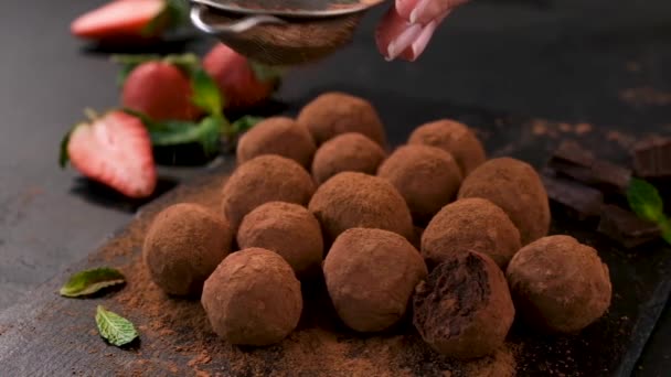 Movimiento Lento Del Tamizado Cacao Polvo Sobre Trufas Chocolate Fondo — Vídeos de Stock