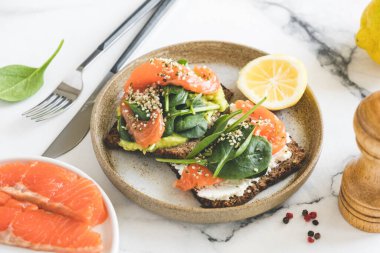 Avokado ve somonlu tost.