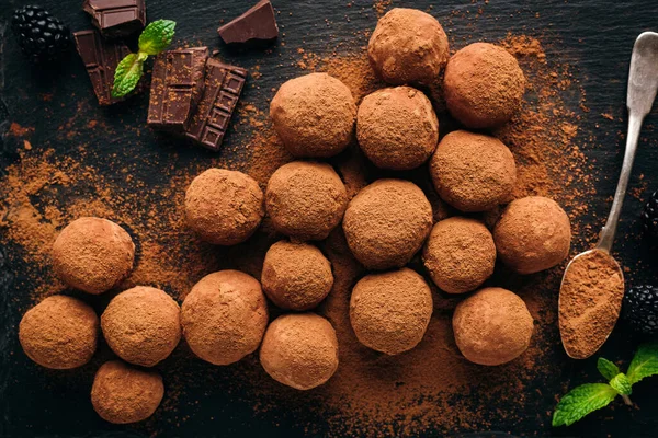 Chocolade truffels op zwarte achtergrond — Stockfoto