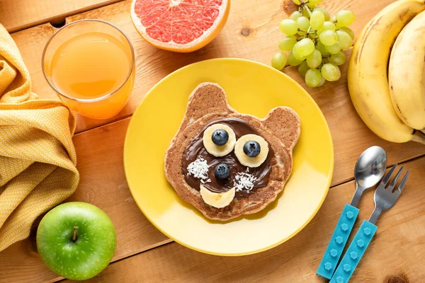 Crianças café da manhã com panqueca engraçada, frutas e suco — Fotografia de Stock