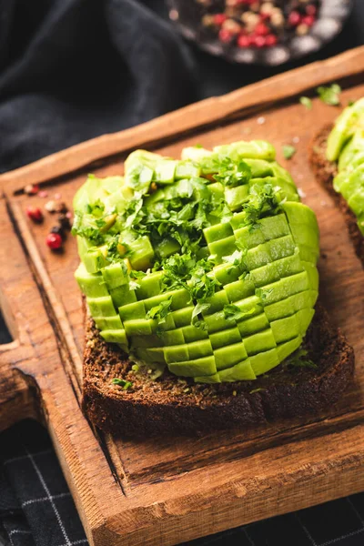 Нарезанный авокадо на ржаном хлебе — стоковое фото