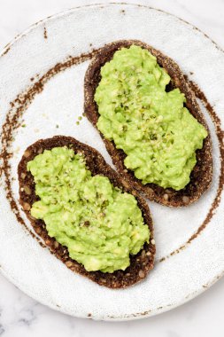 Avokado kremalı çavdar ekmekli tost.