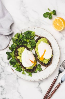 Avokado püresi ve haşlanmış yumurta ile çavdar ekmeği.