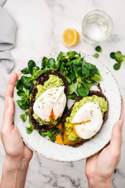 Avokado ve çavdar ekmeğinde haşlanmış yumurta.