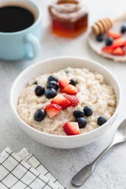 Çilekli yulaf ezmesi ve yabanmersini.