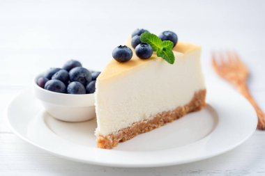 Yabanmersinli cheesecake dilimi