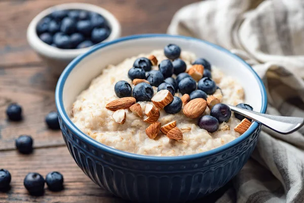 Gachas de avena con arándanos y almendras — Foto de Stock