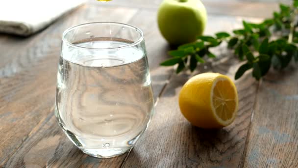 Långsam Rörelse Citronskiva Faller Glas Vatten Färskt Rent Vatten Med — Stockvideo