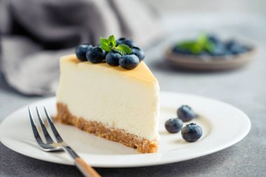 Beyaz tabakta yaban mersinli cheesecake