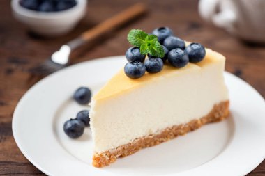 Beyaz tabakta yaban mersinli cheesecake