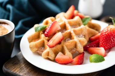 Çilekli Belçika waffleları ve şekerleme