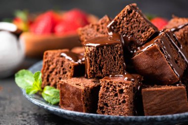 Çikolatalı kek veya browni.