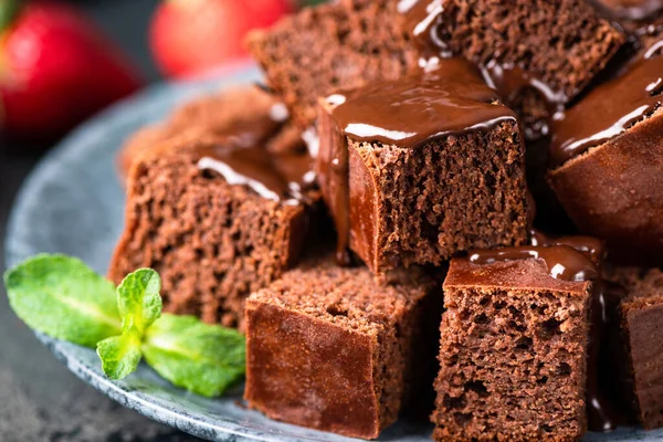 Темный шоколадный торт, вырезанный квадратами — стоковое фото