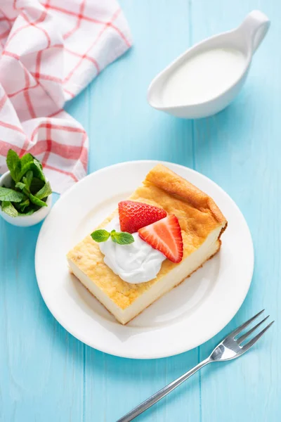 Cottage cheese casserole served with cream and fresh strawberries — Stock Photo, Image