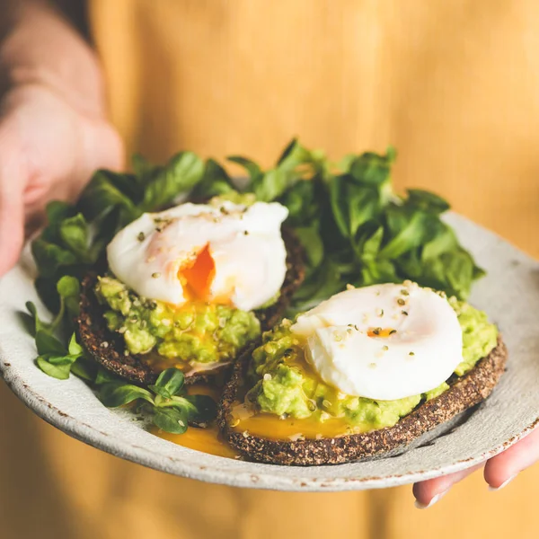 Poached egg and avocado on rye bread toast — Stock Photo, Image