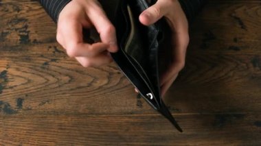 Son dolarlar deri cüzdanda. İş adamı son dolarları öder. Yoksulluk kavramı, iflas, iflas.