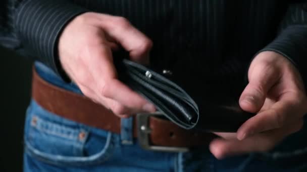Mann Öffnet Leere Brieftasche Ohne Geld Unternehmer Pleite Krisenzeit Schwarze — Stockvideo