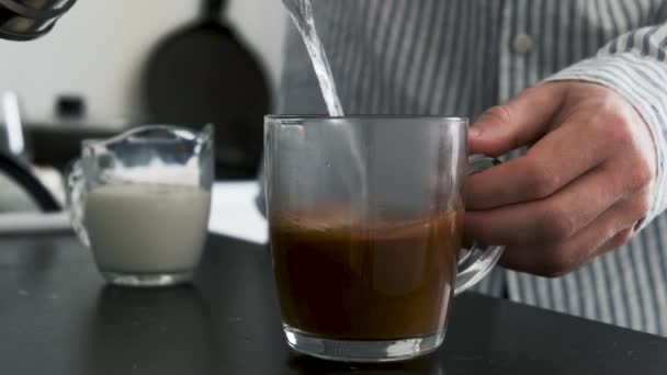 Cámara Lenta Cinemagraph Agua Caliente Que Vierte Taza Vidrio Con — Vídeo de stock