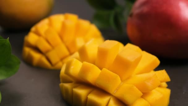 Verse Ripe Mango Fruit Gehalveerd Gesneden Blokjes Donkere Achtergrond Closeup — Stockvideo