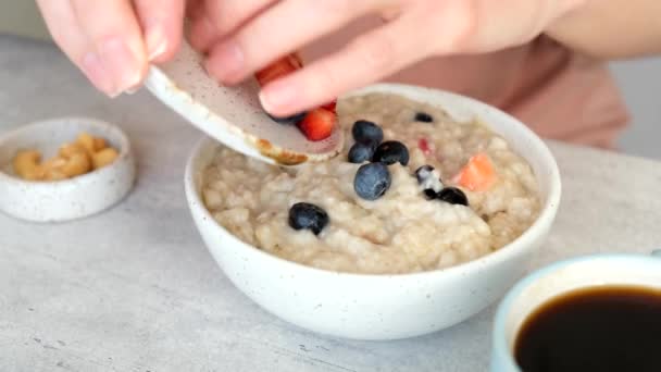 Aggiungere Bacche Porridge Farina Avena Donna Che Mangia Farina Avena — Video Stock