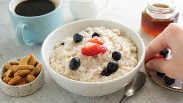 Manger Des Aliments Sains Petit Déjeuner Ajouter Les Baies Fraîches — Video