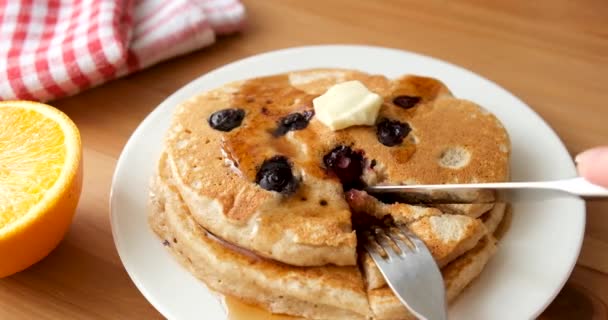 Äta Pannkakor Med Gaffel Och Kniv Närbild Smaklig Frukost Amerikanska — Stockvideo