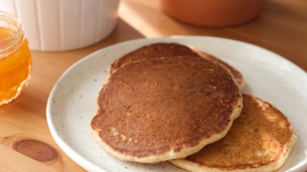 Lägger Nybakad Pannkaka Tallriken Traditionell Amerikansk Frukost Mat Stora Kärnmjölk — Stockvideo