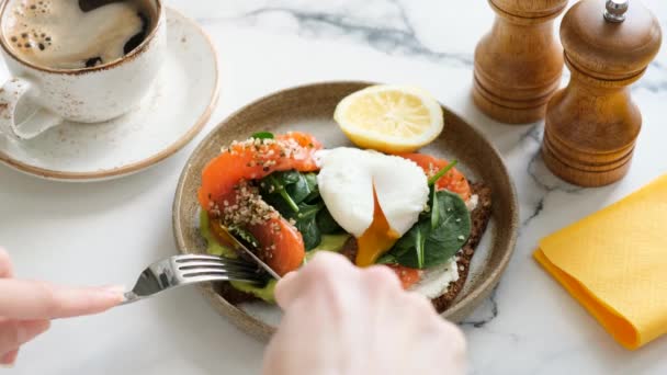 Het Eten Van Gezonde Zalm Avocado Gepocheerd Open Sandwich Roggebrood — Stockvideo