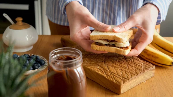 Sandwich con mantequilla untada de chocolate y plátano — Foto de Stock