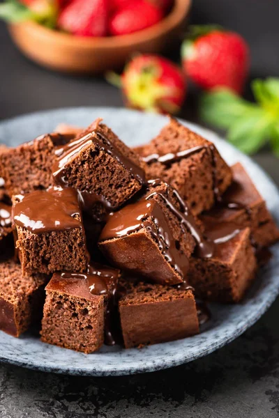 Pastel de brownie de chocolate cortado en cuadrados — Foto de Stock