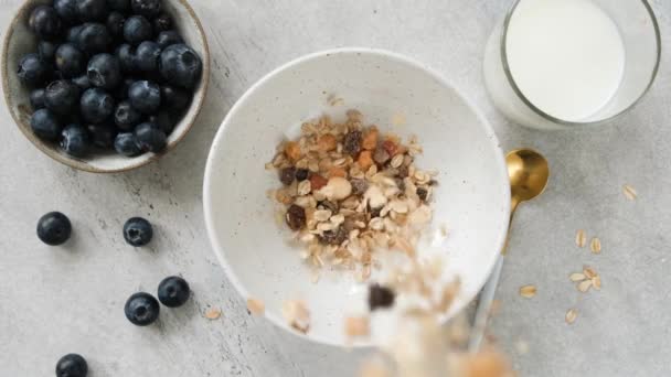 Granola Rallentatore Muesli Che Cadono Ciotola Colpo Dall Alto Verso — Video Stock