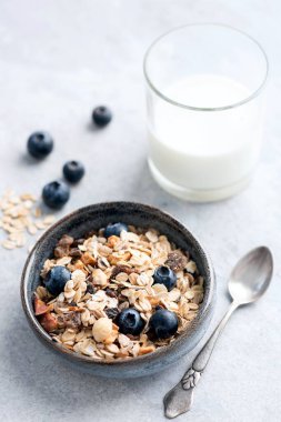 Yabanmersinli ve sütlü müsli.