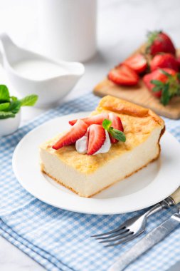 Süzme peynirli kek güveci