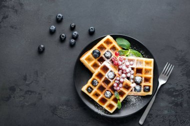 Meyveli Belçika waffle 'ı ve krema şekeri.