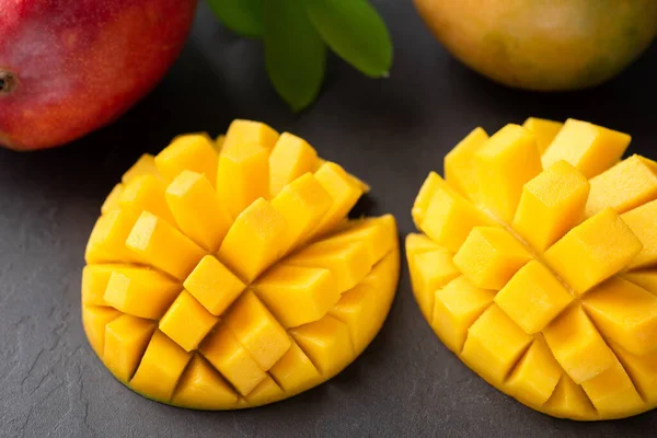 Mango av tropisk frukt, skuren i kuber — Stockfoto