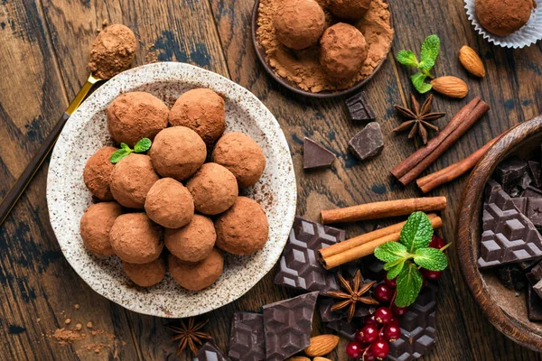 Tarçınlı ev yapımı çikolatalı trüf. — Stok fotoğraf