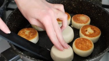Tavada kızarmış süzme peynirli börek. Peynirli gözleme 4K çözünürlüğü