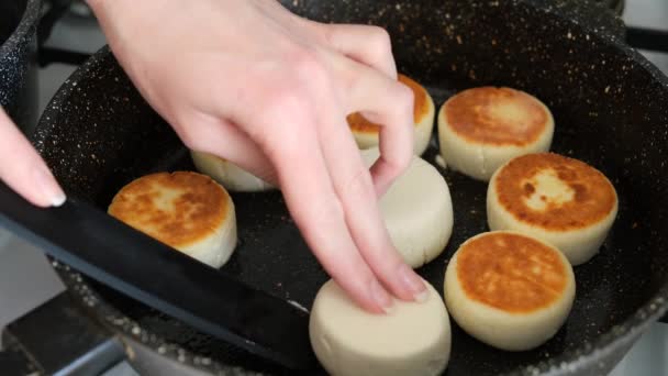 Fritadeiras Queijo Cottage Fritters Uma Panela Cozinhar Panquecas Queijo Resolução — Vídeo de Stock