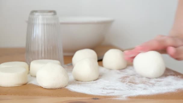 Cocinar Bollos Requesón Syrniki Preparación Masa Cocción Masa Mujer Cocinando — Vídeo de stock