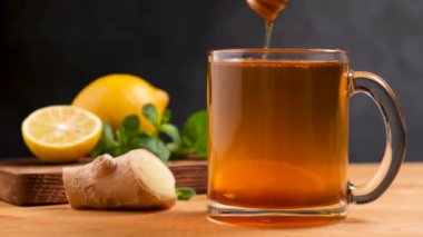 Limonlu zencefil çayına bal ekliyorum. Sağlıklı içecek, grip karşıtı bağışıklık arttırıcı içecek.