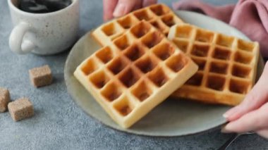 Masada Belçika Waffle tabağı var. Tatlı waffle 'lar