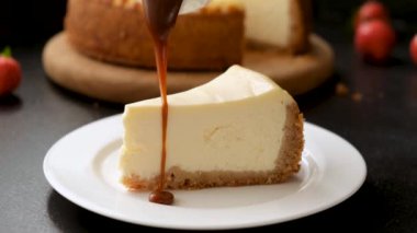 Karamel soslu cheesecake. New York peynirli kekinin üzerine karamel sosu dökülüyor.