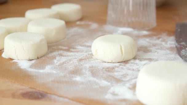 Vaření Tvarohových Bochníků Syrniki Kuchařka Připravuje Formuje Chléb Nebo Těsto — Stock video
