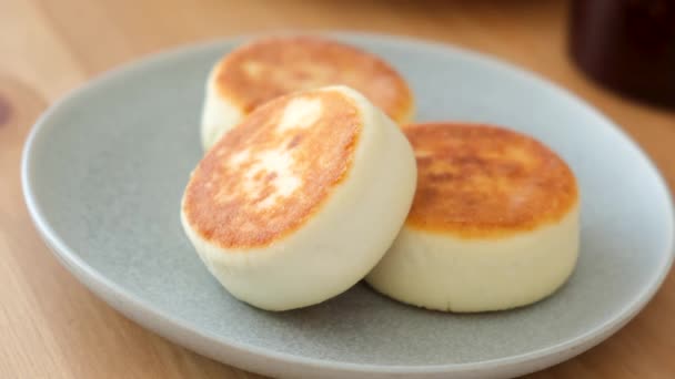 Fritters Queijo Coalhada Syrniki Servido Com Geléia Baga Cheesecakes Russos — Vídeo de Stock